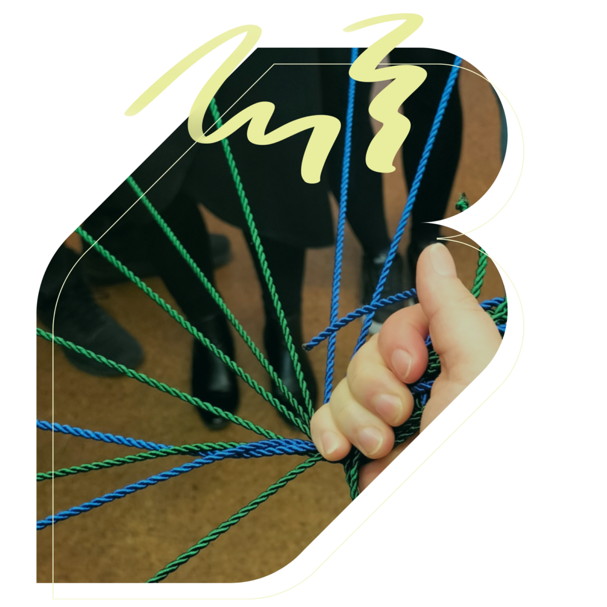 BusinessBeyondBias Detailaufnahme in einem Frame, Eine Hand hält grüne und blaue Schnüre. Im Hintergrund sind stehende Menschen zu sehen.